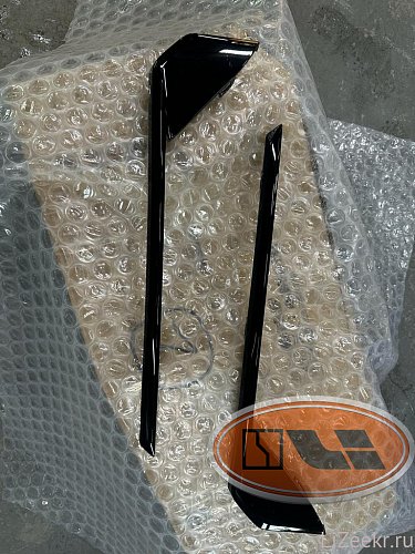 Ресничка (правая) бампера молдинг Zeekr 001