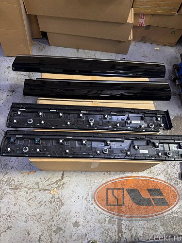 Накладка двери зад правая zeekr 9X черная с хром